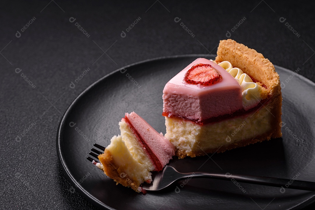 Fatia de bolo em uma mesa de concreto