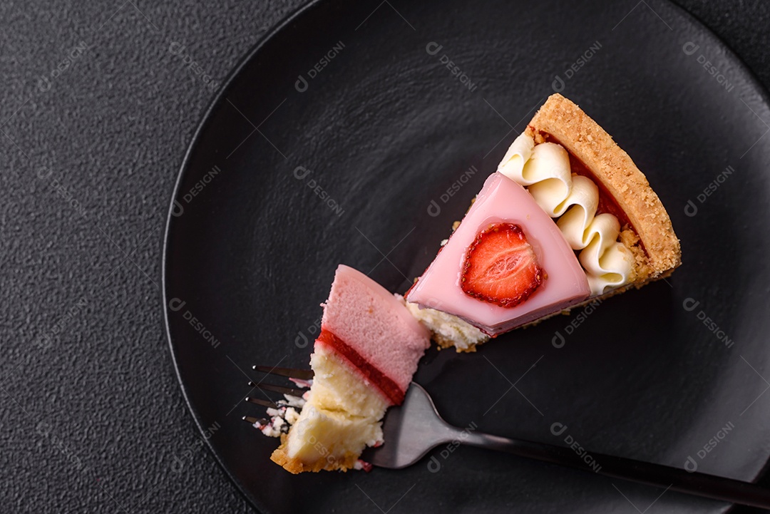 Fatia de bolo em uma mesa de concreto