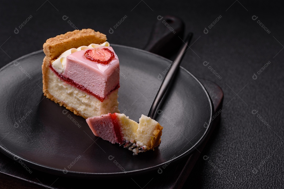 Fatia de bolo em uma mesa de concreto