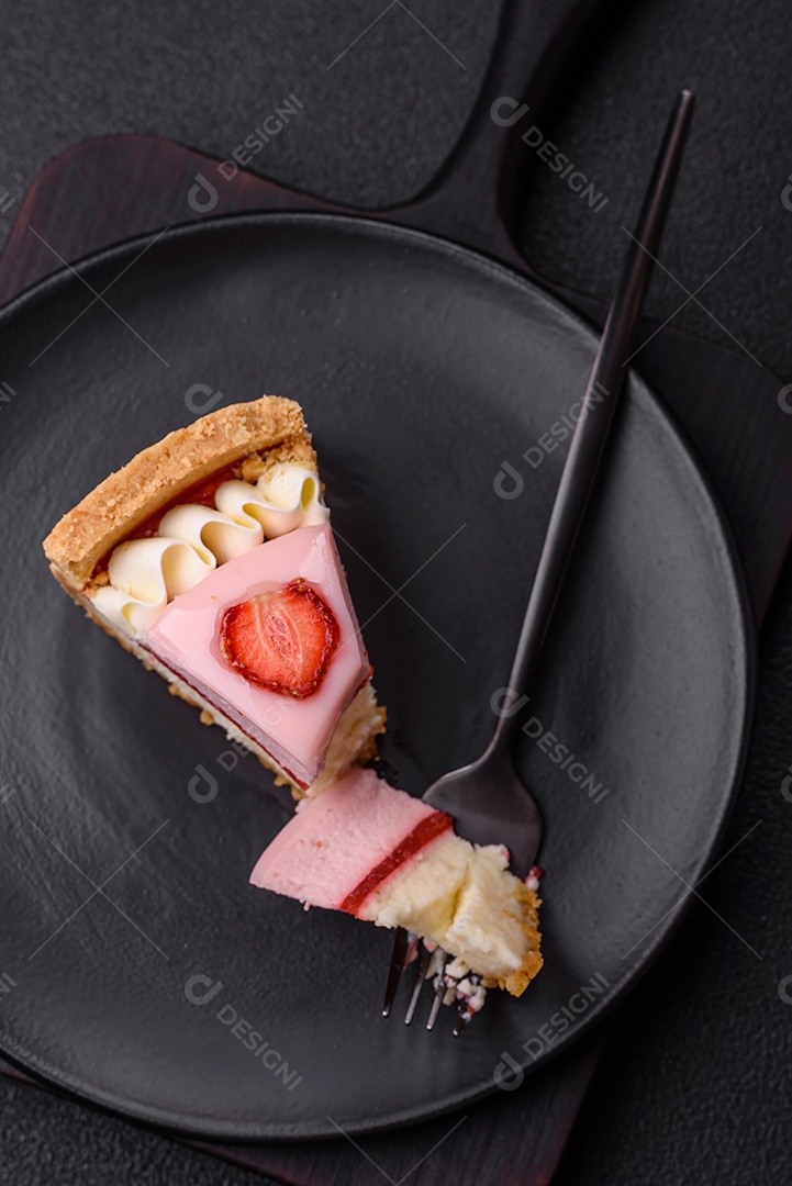 Fatia de bolo em uma mesa de concreto