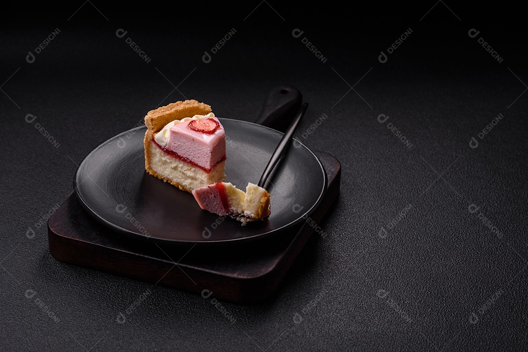 Fatia de bolo em uma mesa de concreto