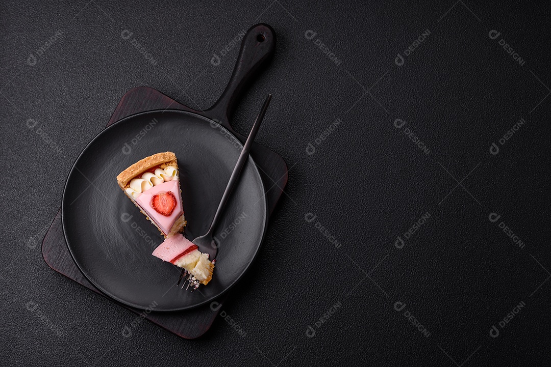 Fatia de bolo em uma mesa de concreto