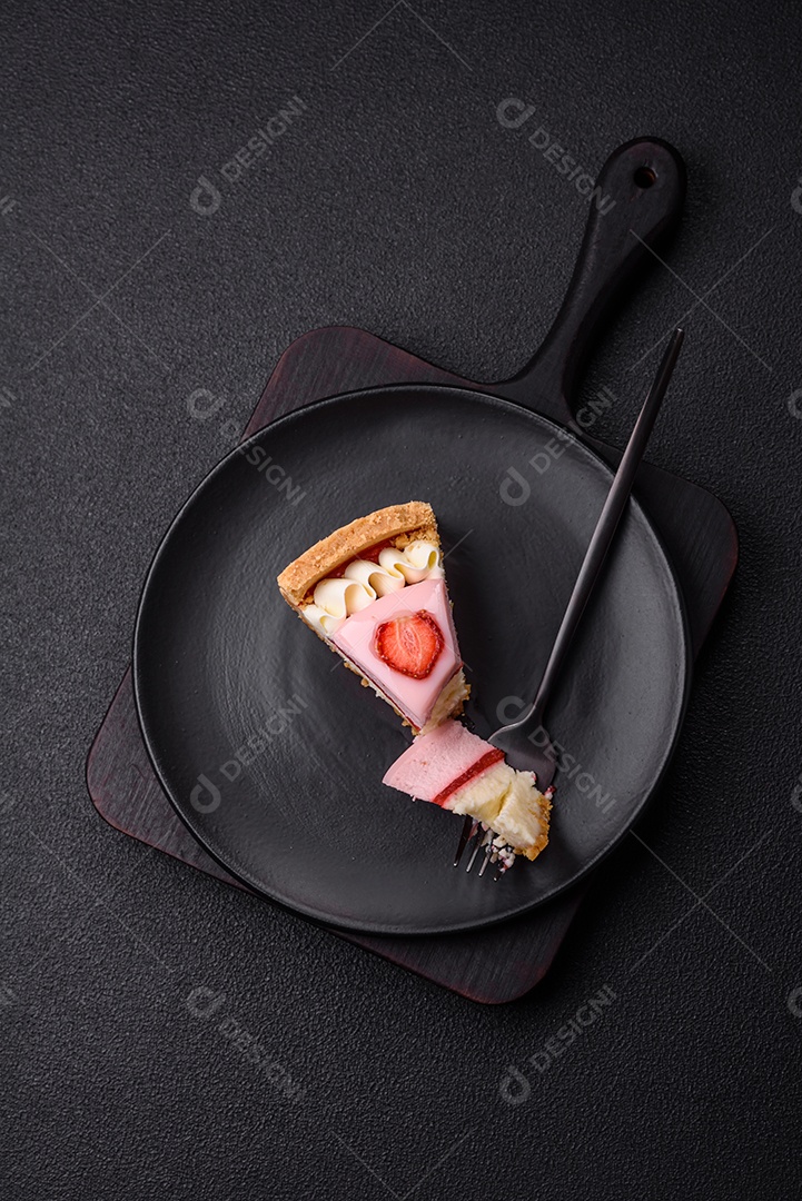 Fatia de bolo em uma mesa de concreto