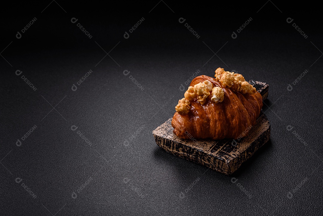 Delicioso croissants em uma mesa de concreto
