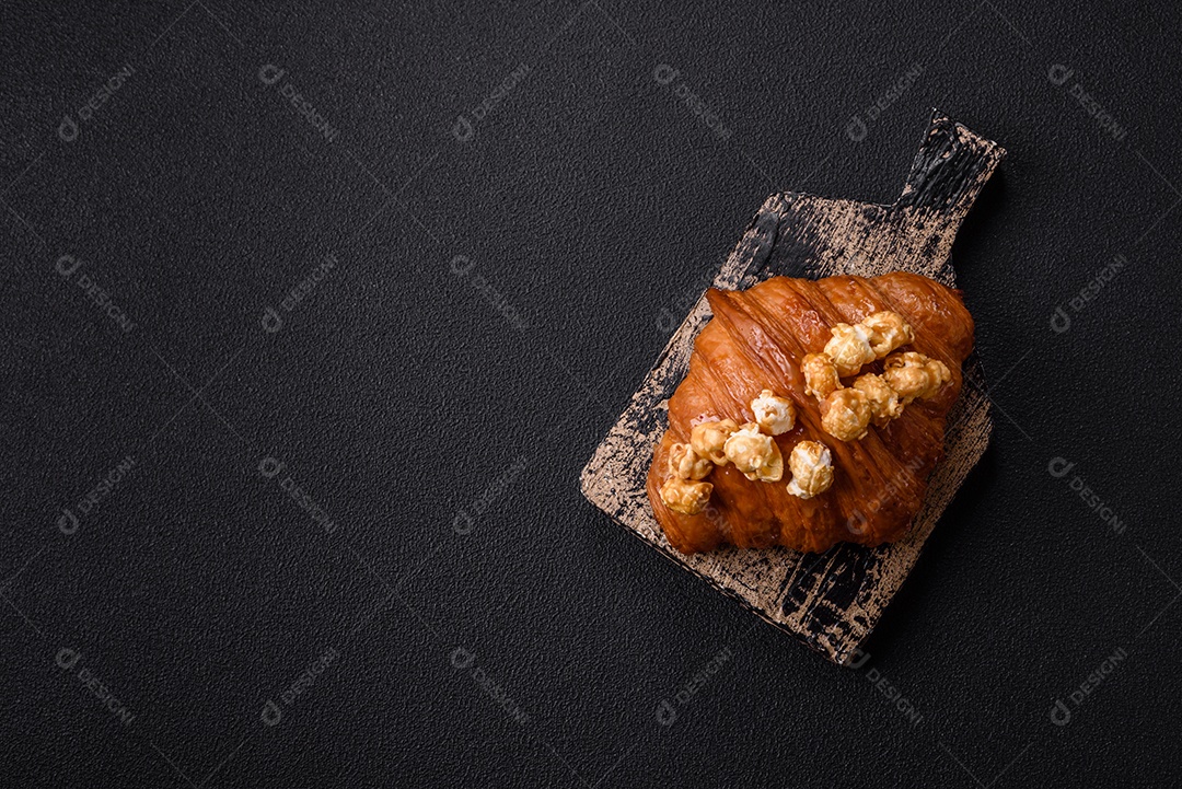 Delicioso croissants em uma mesa de concreto