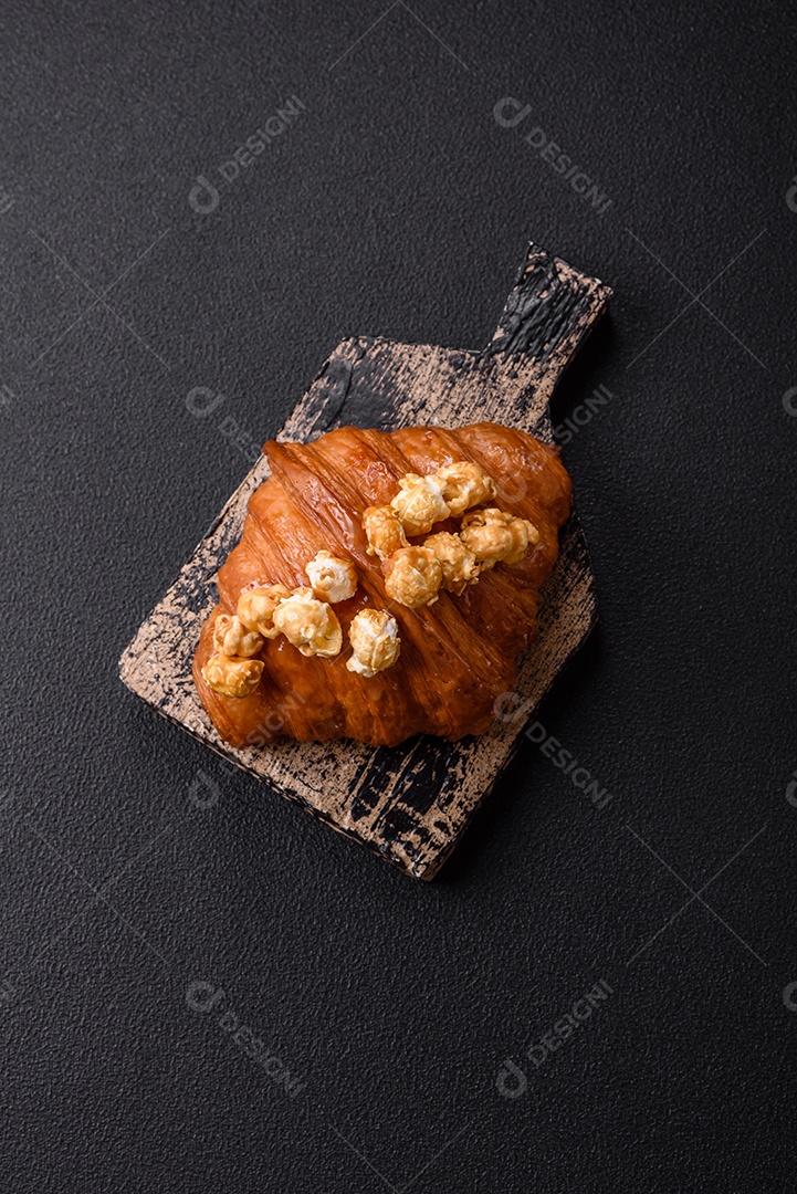 Delicioso croissants em uma mesa de concreto