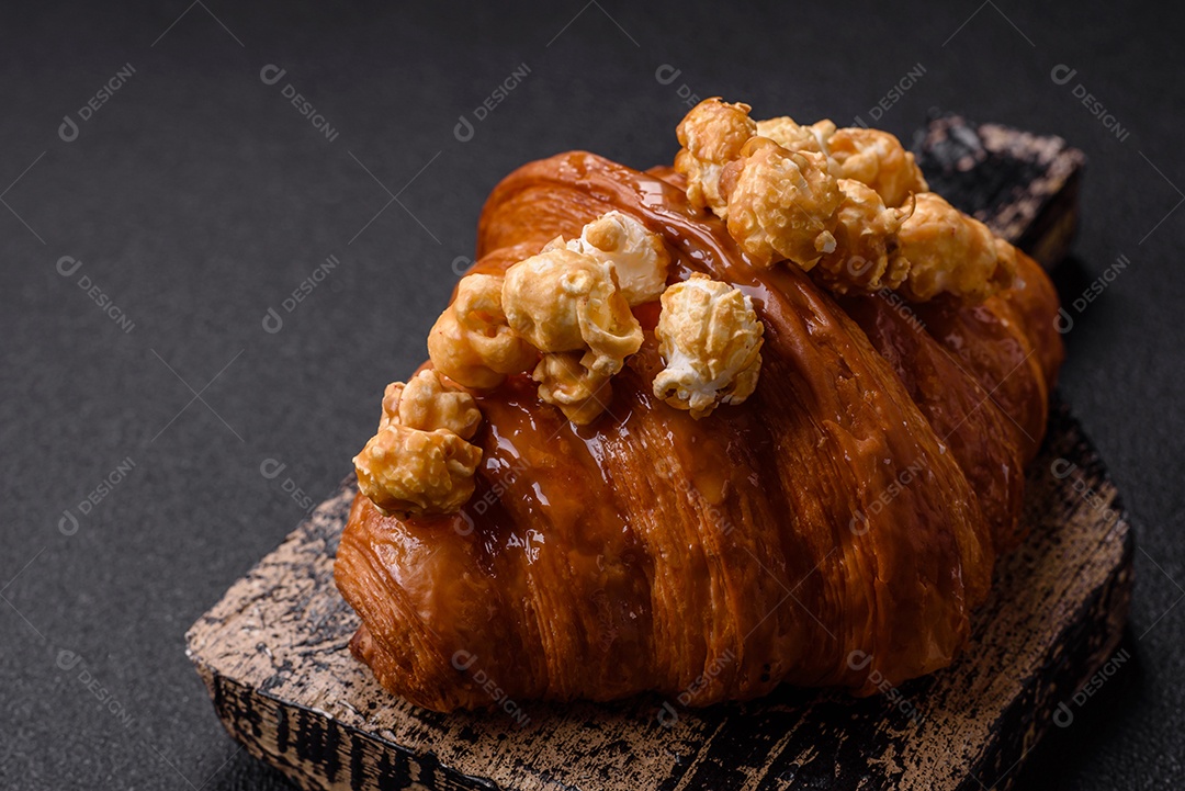 Delicioso croissants em uma mesa de concreto