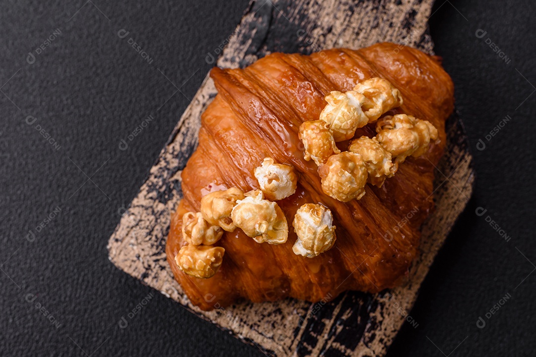 Delicioso croissants em uma mesa de concreto