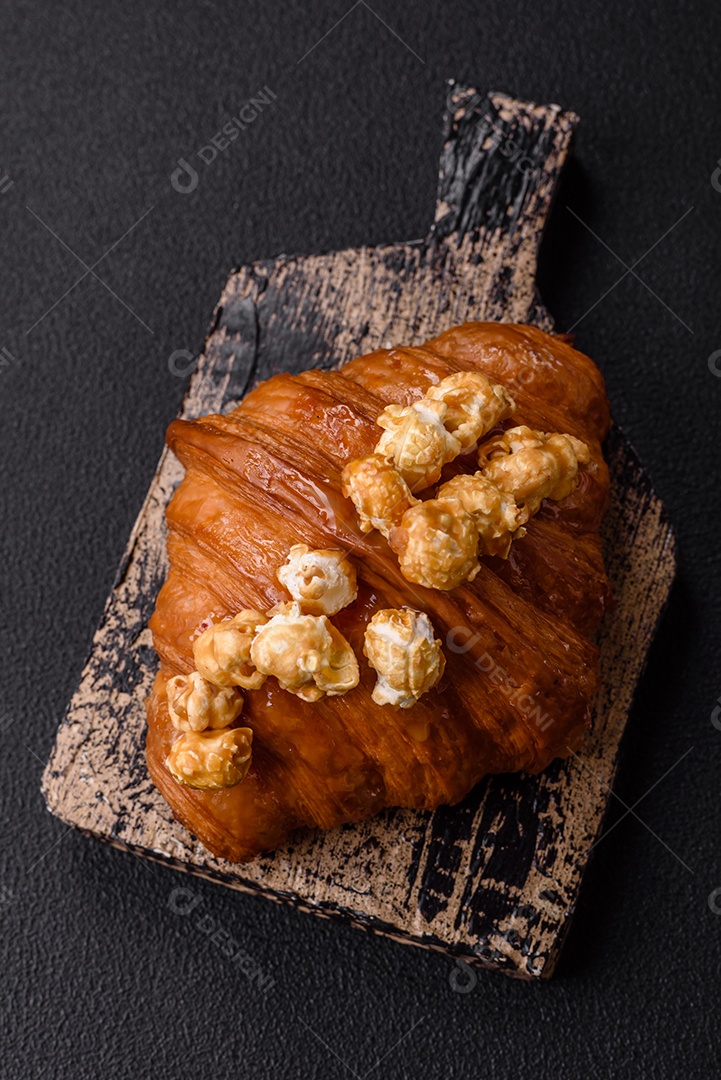 Delicioso croissants em uma mesa de concreto