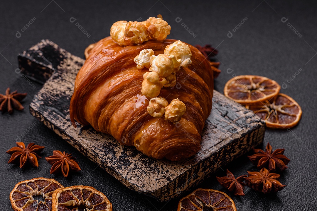 Delicioso croissants em uma mesa de concreto