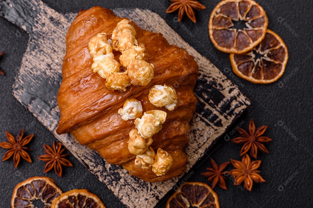 Delicioso croissants em uma mesa de concreto