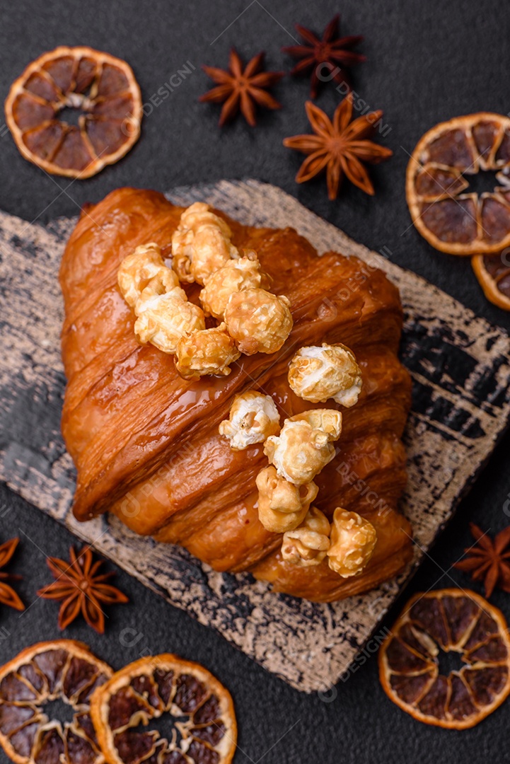 Delicioso croissants em uma mesa de concreto