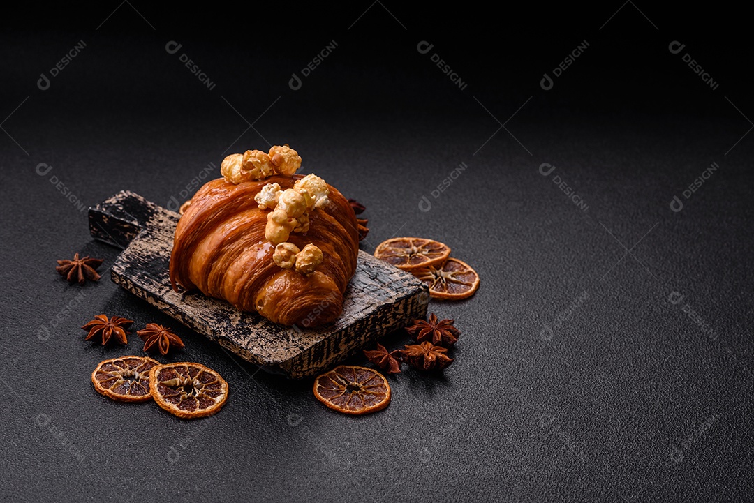 Delicioso croissants em uma mesa de concreto