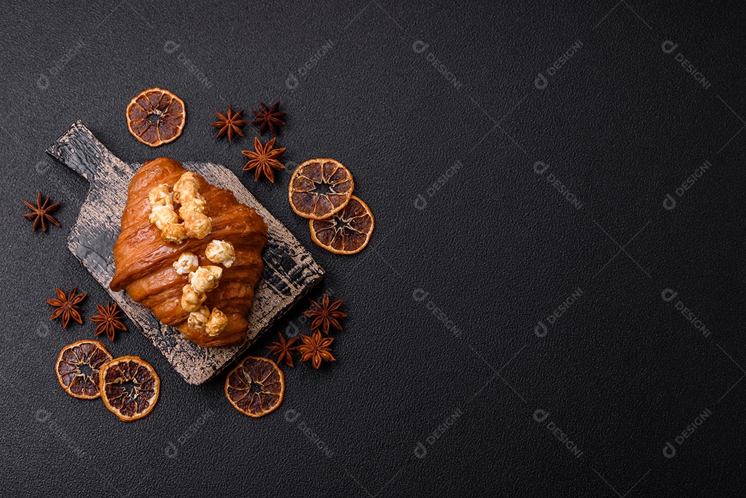 Delicioso croissants em uma mesa de concreto