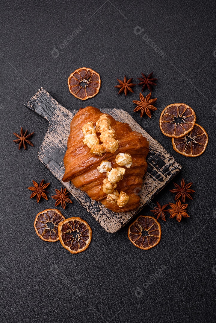 Delicioso croissants em uma mesa de concreto