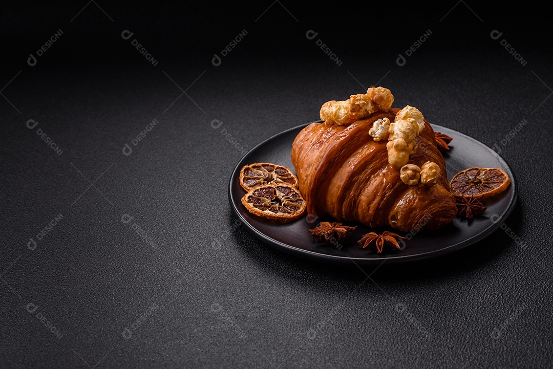 Delicioso croissants em uma mesa de concreto