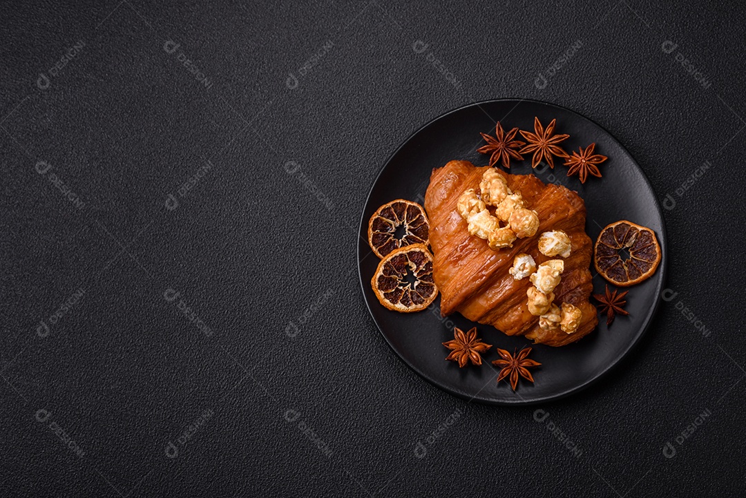 Delicioso croissants em uma mesa de concreto