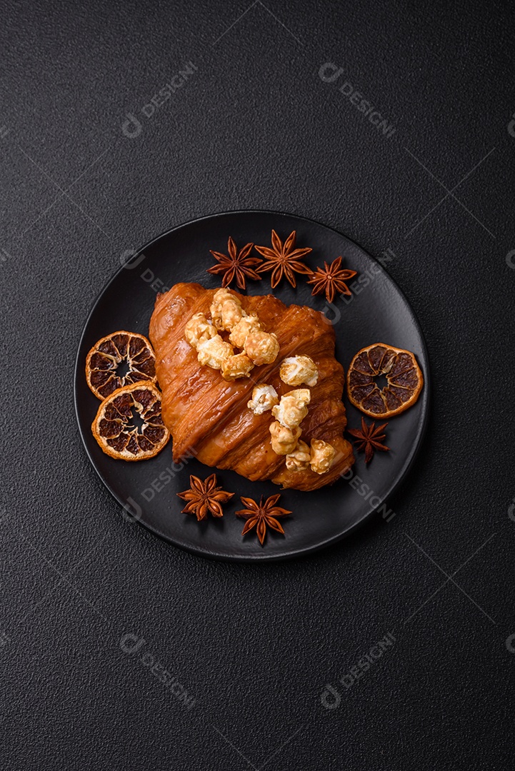Delicioso croissants em uma mesa de concreto