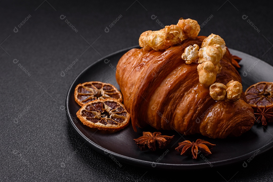 Delicioso croissants em uma mesa de concreto