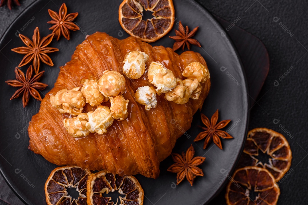 Delicioso croissants em uma mesa de concreto