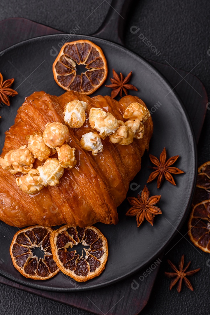 Delicioso croissants em uma mesa de concreto