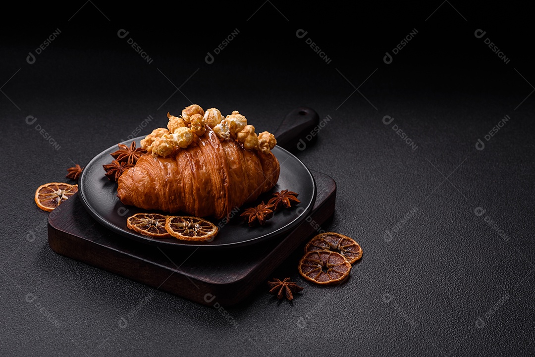 Delicioso croissants em uma mesa de concreto
