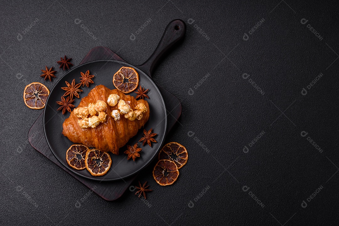 Delicioso croissants em uma mesa de concreto