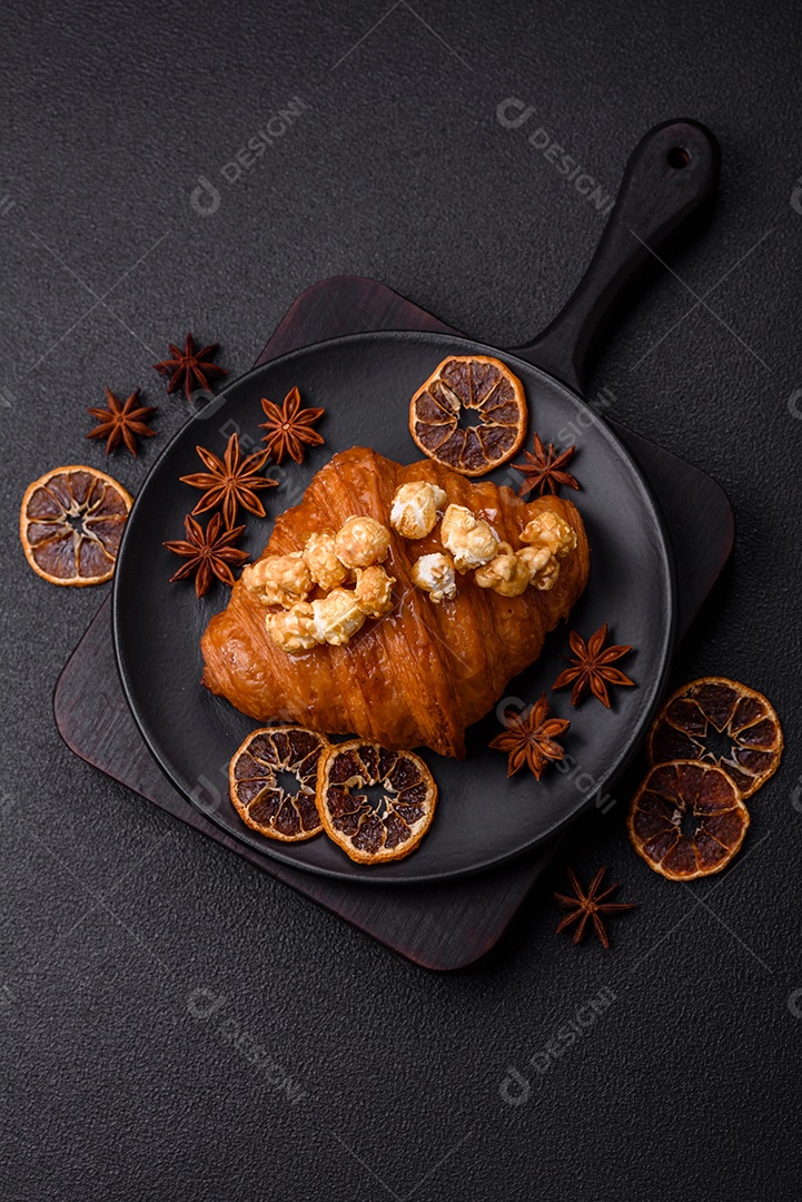 Delicioso croissants em uma mesa de concreto