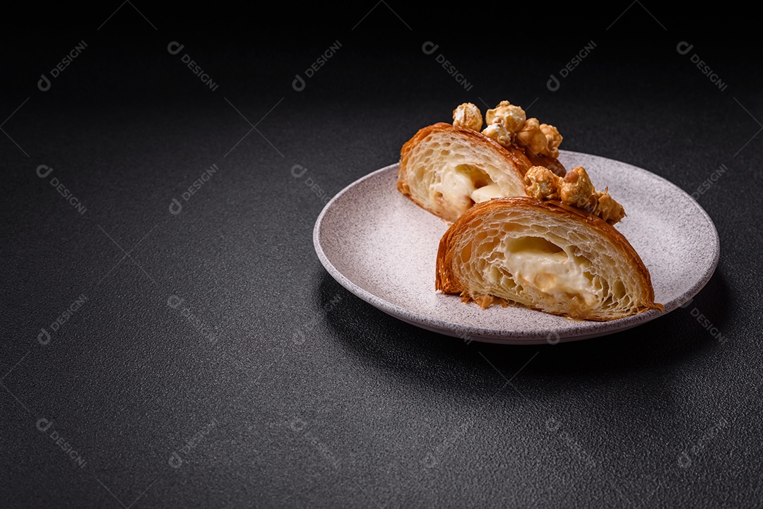 Delicioso croissants em uma mesa de concreto