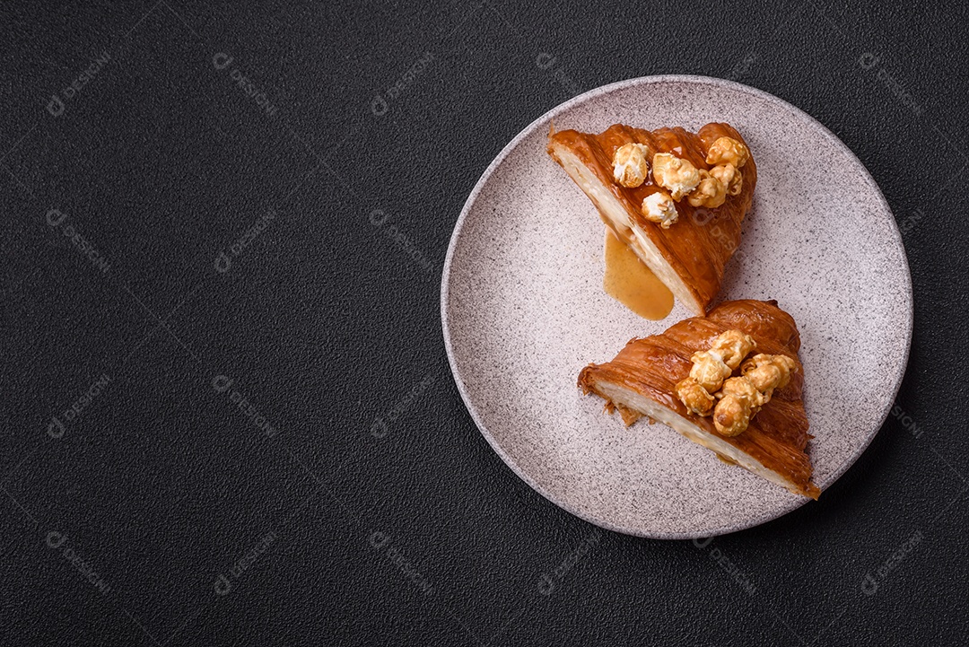 Delicioso croissants em uma mesa de concreto