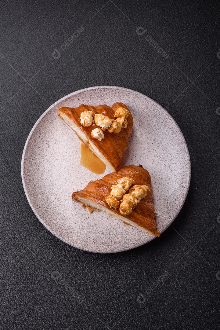 Delicioso croissants em uma mesa de concreto