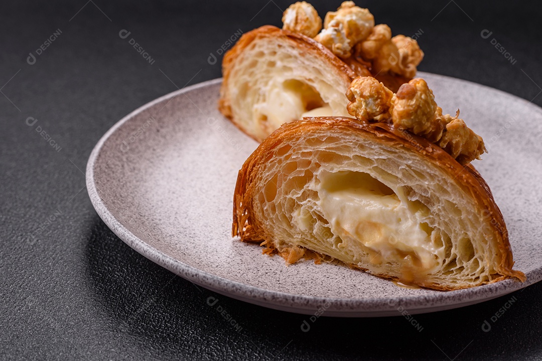 Delicioso croissants em uma mesa de concreto