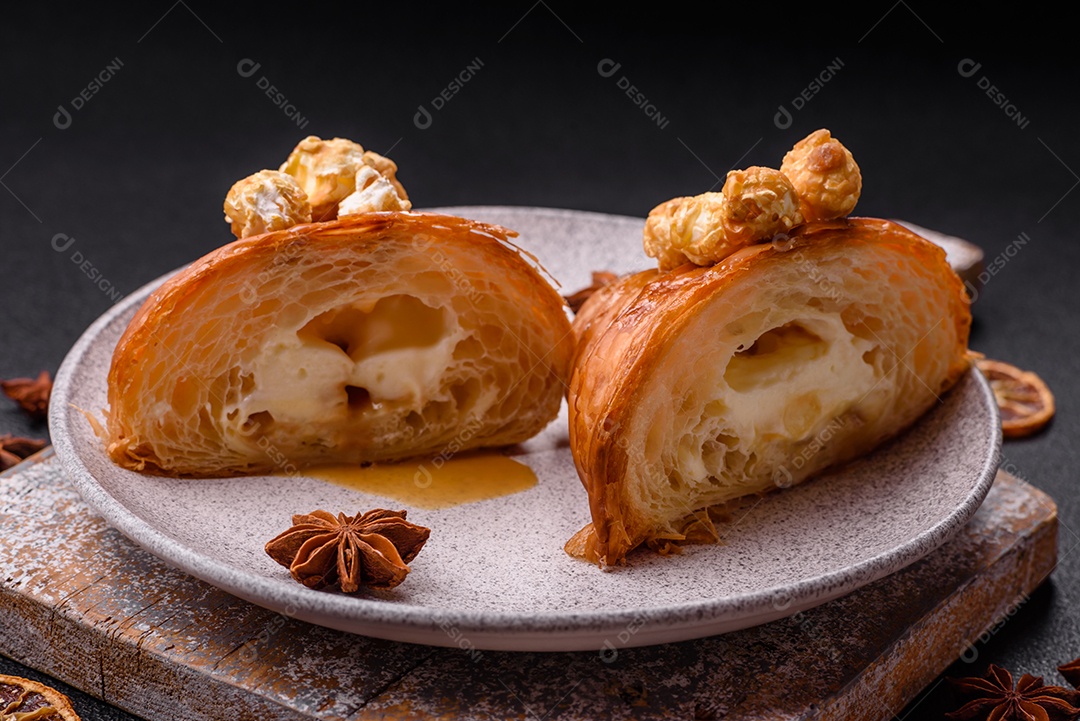 Delicioso croissants em uma mesa de concreto