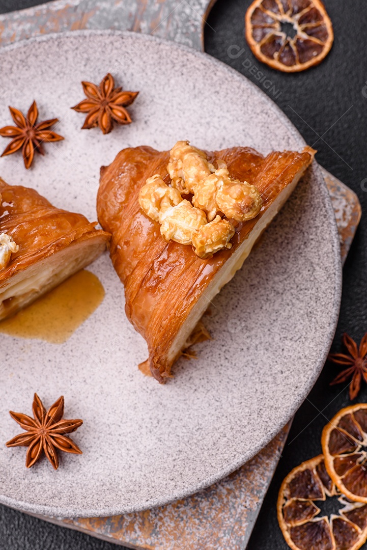 Delicioso croissants em uma mesa de concreto