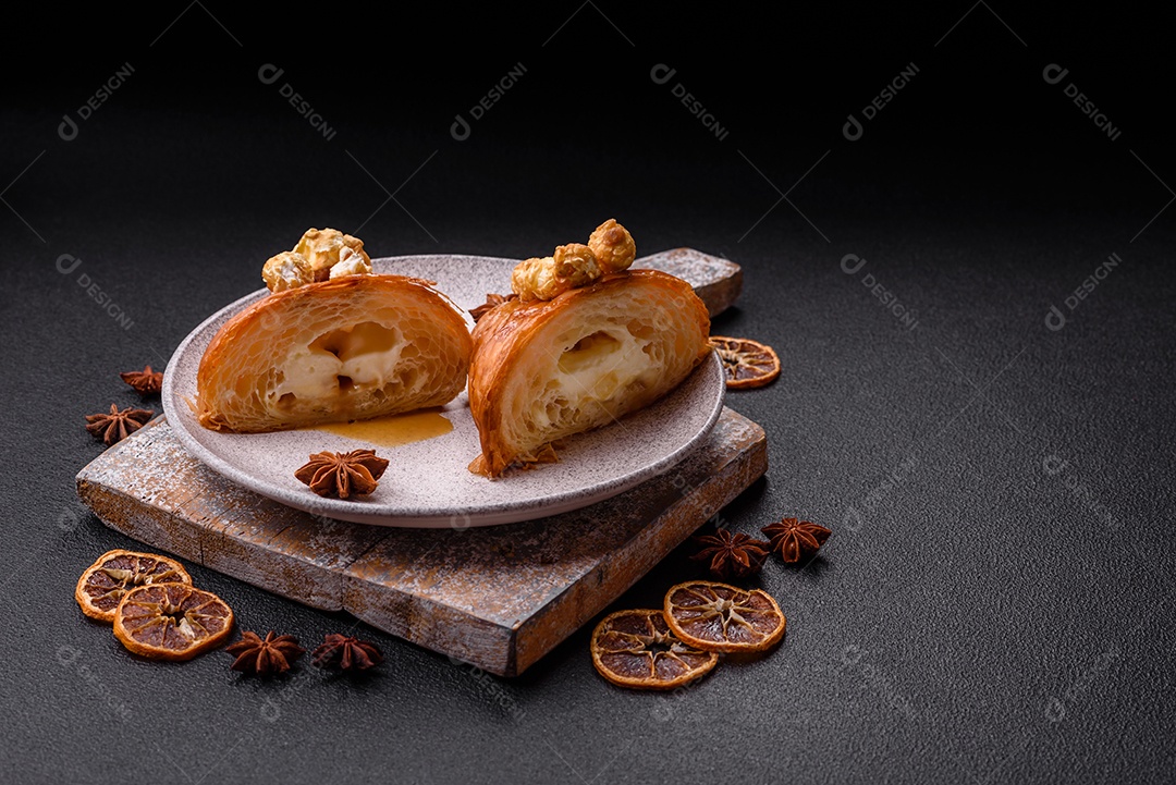Delicioso croissants em uma mesa de concreto