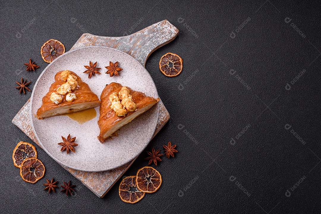 Delicioso croissants em uma mesa de concreto