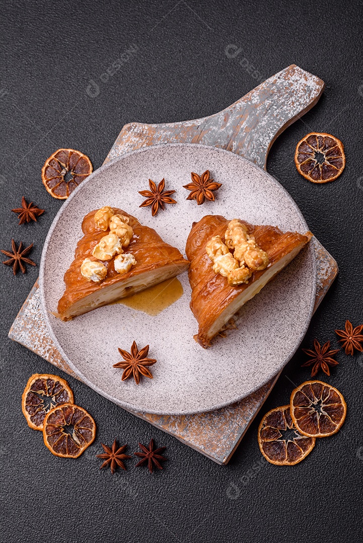 Delicioso croissants em uma mesa de concreto