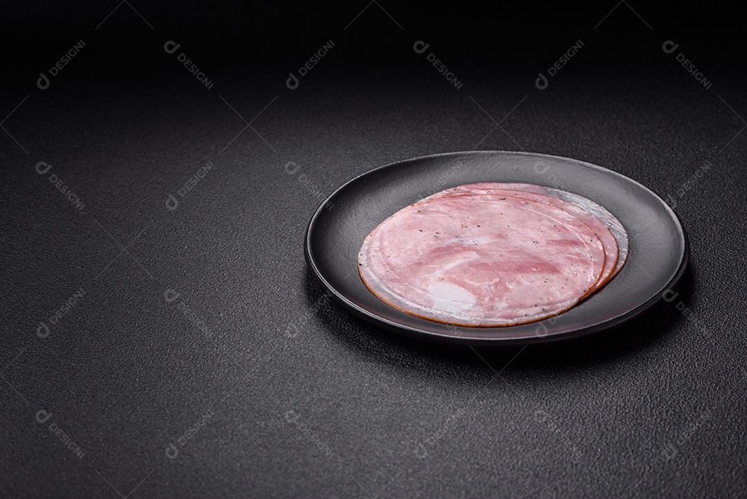 Presunto cortado em fatias quadradas para fazer deliciosos sanduíches nutritivos