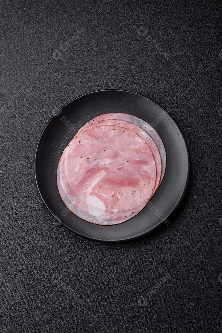 Presunto cortado em fatias quadradas para fazer deliciosos sanduíches nutritivos