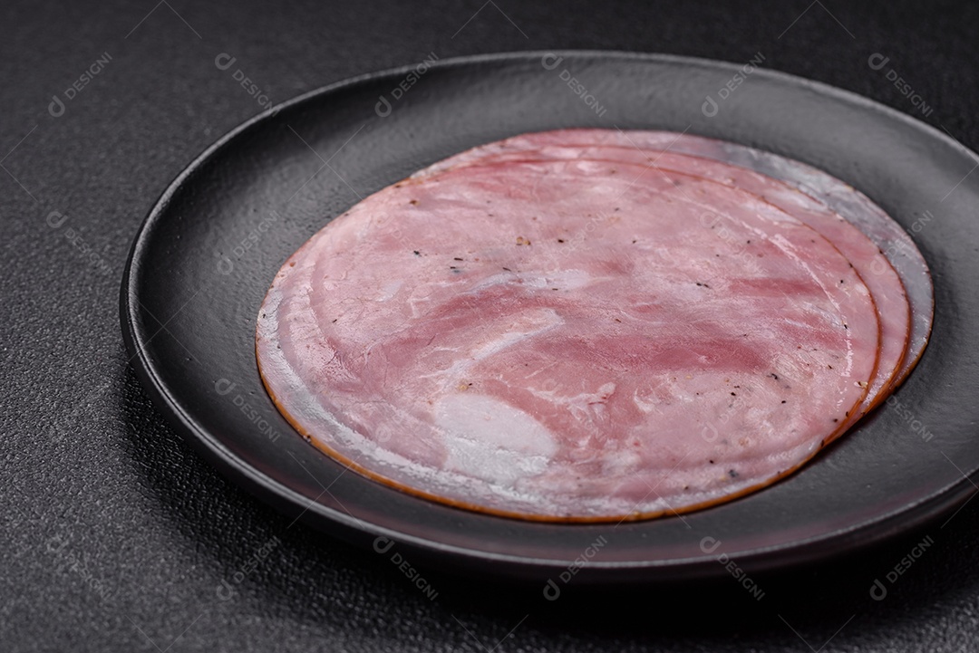 Presunto cortado em fatias quadradas para fazer deliciosos sanduíches nutritivos