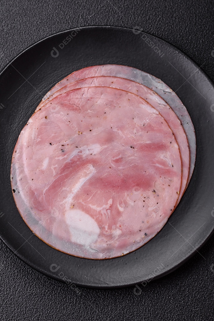 Presunto cortado em fatias quadradas para fazer deliciosos sanduíches nutritivos