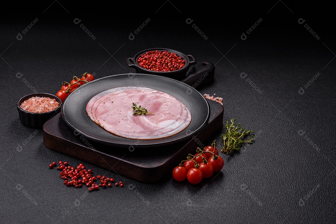 Presunto cortado em fatias quadradas para fazer deliciosos sanduíches nutritivos