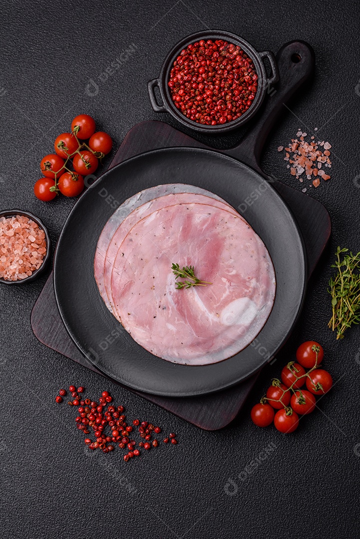 Presunto cortado em fatias quadradas para fazer deliciosos sanduíches nutritivos