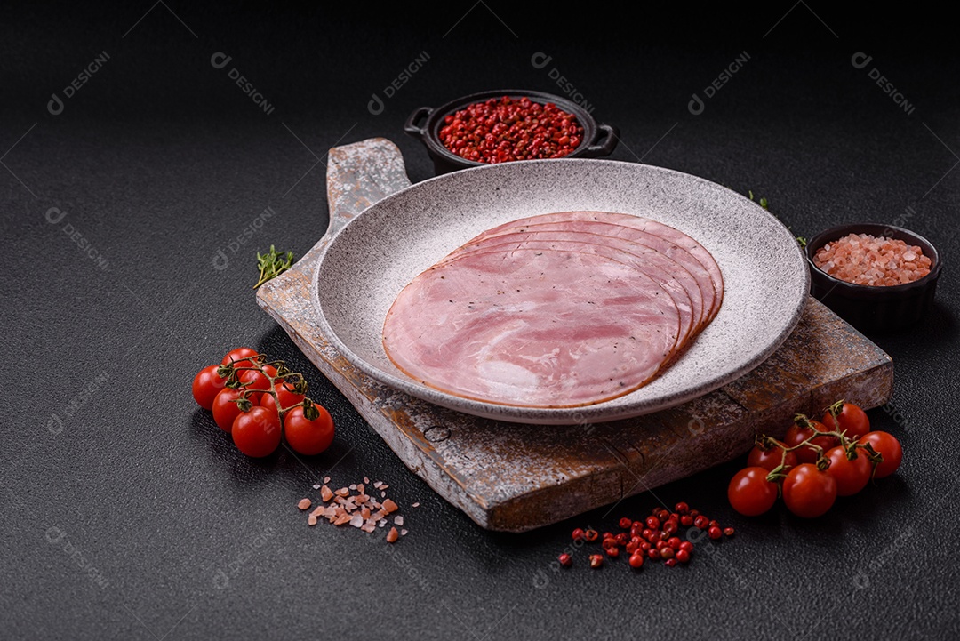 Presunto cortado em fatias quadradas para fazer deliciosos sanduíches nutritivos