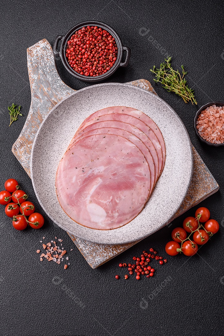 Presunto cortado em fatias quadradas para fazer deliciosos sanduíches nutritivos