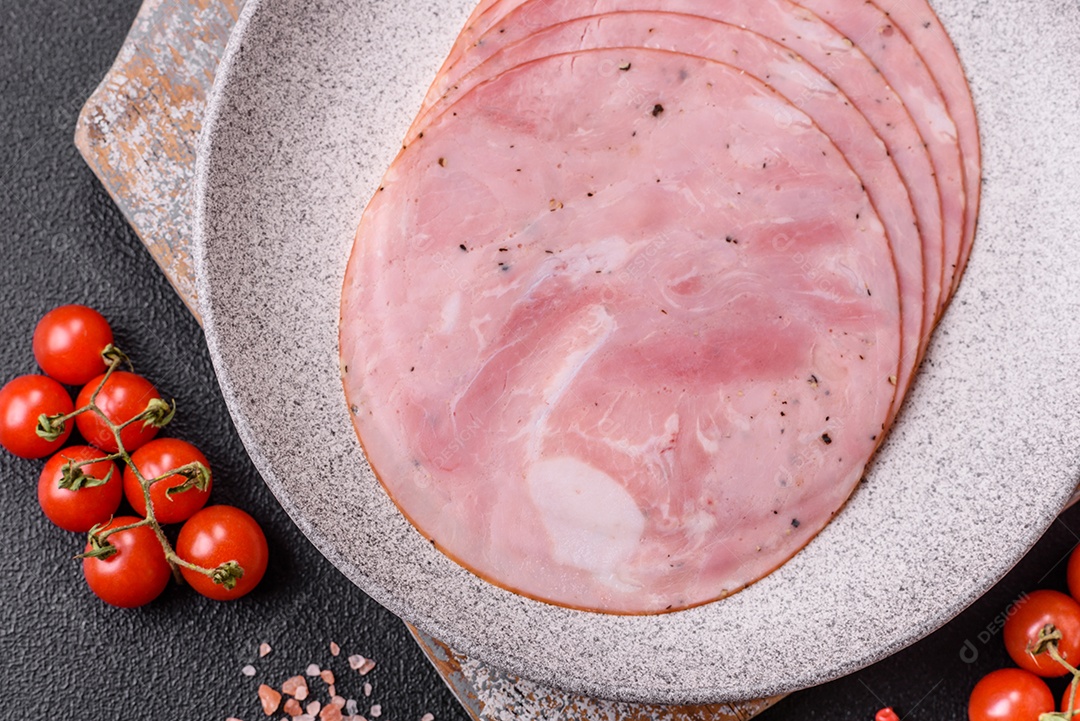 Presunto cortado em fatias quadradas para fazer deliciosos sanduíches nutritivos