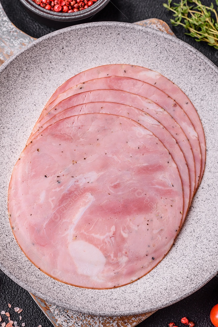 Presunto cortado em fatias quadradas para fazer deliciosos sanduíches nutritivos