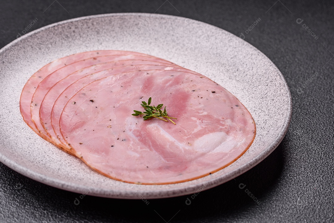 Presunto cortado em fatias quadradas para fazer deliciosos sanduíches nutritivos