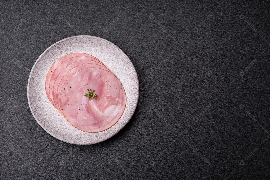 Presunto cortado em fatias quadradas para fazer deliciosos sanduíches nutritivos