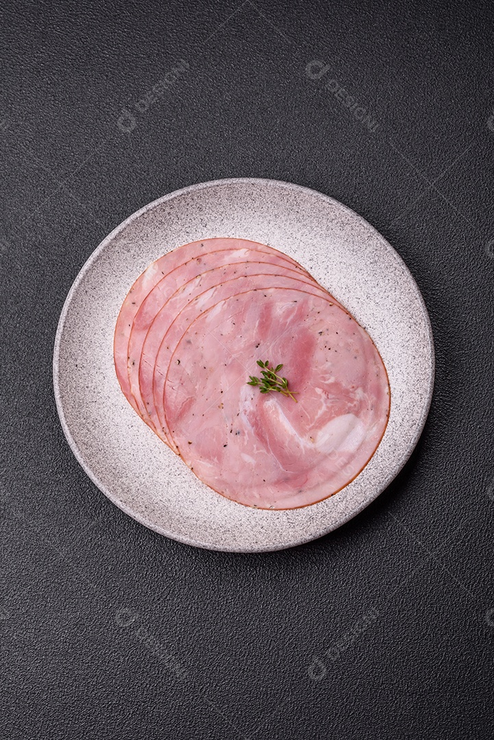 Presunto cortado em fatias quadradas para fazer deliciosos sanduíches nutritivos